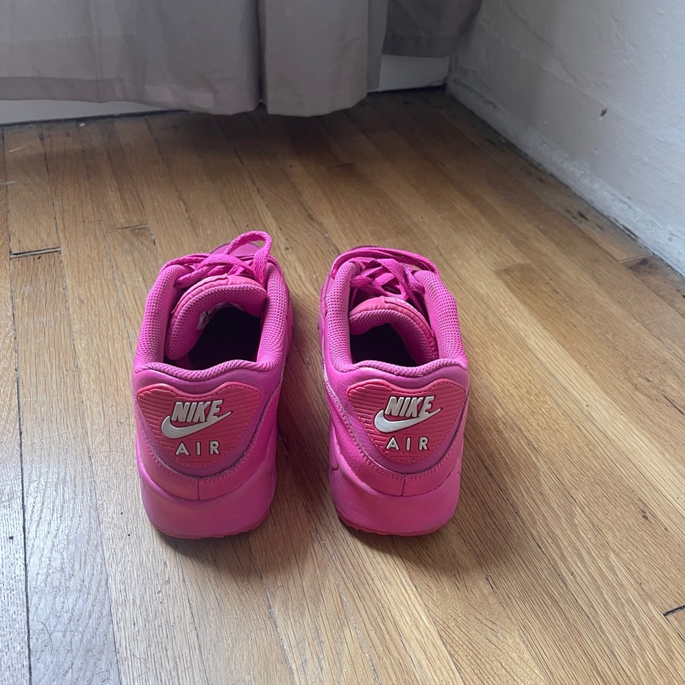 Nike Pink Air Max Sneakers with Retro Design - Picture 4 of 7